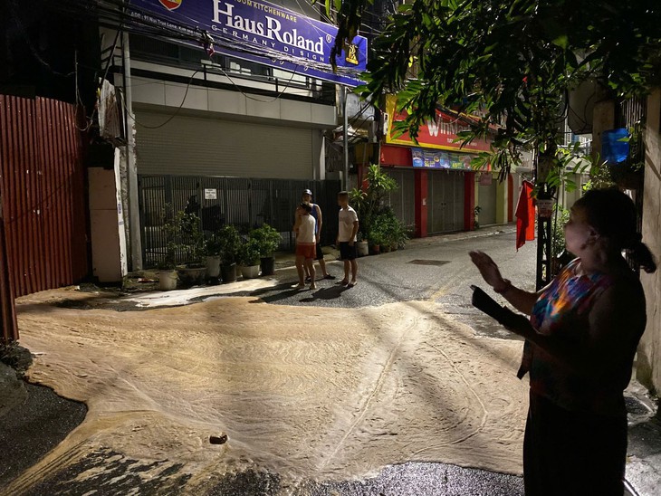 Bùn nhão phun trào trong đêm tại ngõ Núi Trúc, Hà Nội- Ảnh 3. Bùn nhão phun trào trong đêm tại ngõ Núi Trúc, Hà Nội- Ảnh 3.