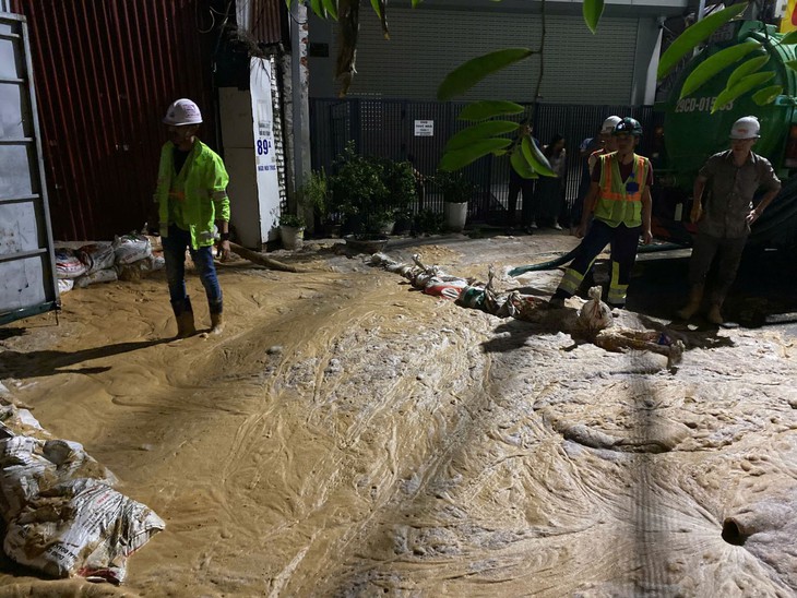 Bùn nhão phun trào trong đêm tại ngõ Núi Trúc, Hà Nội- Ảnh 10. Bùn nhão phun trào trong đêm tại ngõ Núi Trúc, Hà Nội- Ảnh 10.