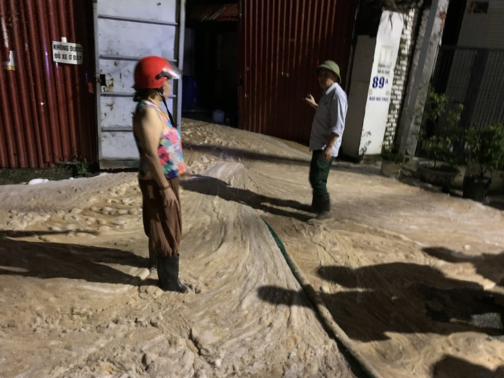 Bùn nhão phun trào trong đêm tại ngõ Núi Trúc, Hà Nội- Ảnh 2. Bùn nhão phun trào trong đêm tại ngõ Núi Trúc, Hà Nội- Ảnh 2.
