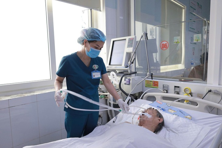 Clip nữ điều dưỡng BVHN Đa khoa Nghệ An cứu sống du khách bị ngừng tim giữa phố- Ảnh 2.