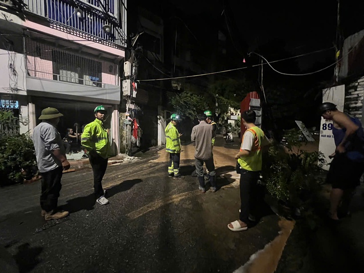 Bùn nhão phun trào trong đêm tại ngõ Núi Trúc, Hà Nội- Ảnh 7. Bùn nhão phun trào trong đêm tại ngõ Núi Trúc, Hà Nội- Ảnh 7.