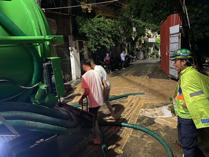 Bùn nhão phun trào trong đêm tại ngõ Núi Trúc, Hà Nội- Ảnh 8. Bùn nhão phun trào trong đêm tại ngõ Núi Trúc, Hà Nội- Ảnh 8.