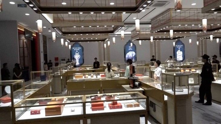 Cơ sở kinh doanh lớn ở Khánh Hòa do người nước ngoài điều hành nghi bán ngà voi, sừng tê giác - Ảnh 1.