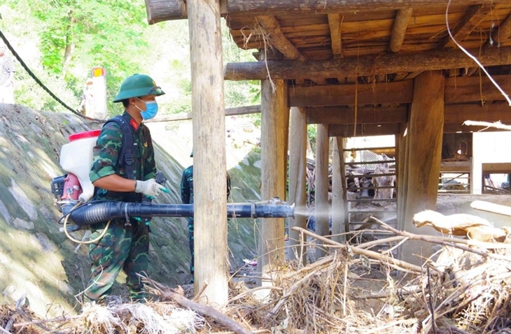 Bộ đội tiếp tục đến các bản làng bị cô lập ở Nghệ An giúp đỡ người dân- Ảnh 6.