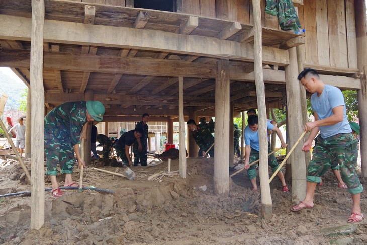 Bộ đội tiếp tục đến các bản làng bị cô lập ở Nghệ An giúp đỡ người dân- Ảnh 3.
