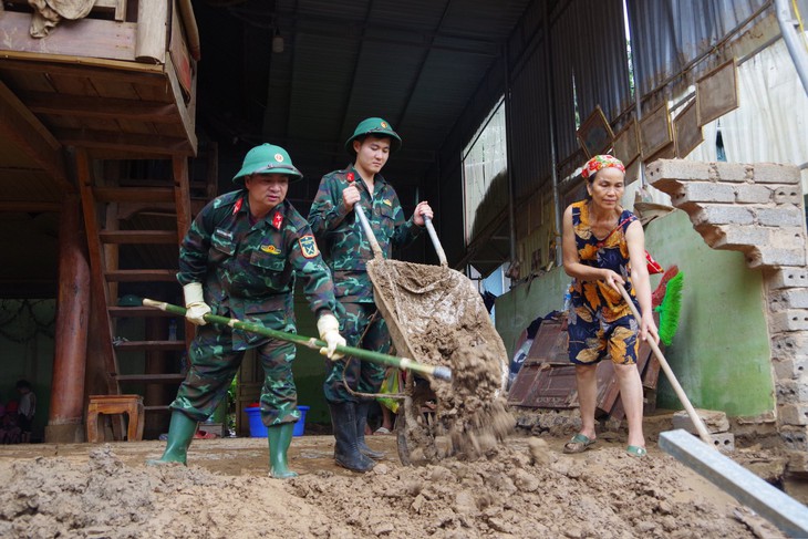 Bộ đội tiếp tục đến các bản làng bị cô lập ở Nghệ An giúp đỡ người dân- Ảnh 4.