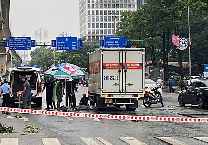 Hà Nội: Người phụ nữ tử vong thương tâm dưới gầm xe tải sau va chạm giao thông- Ảnh 2.
