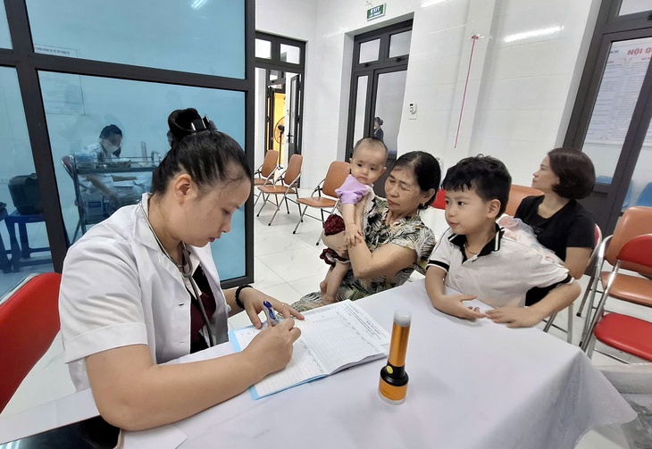 Sau hơn một tháng sáp nhập, trạm y tế của Hà Nội vận hành thông suốt- Ảnh 2.