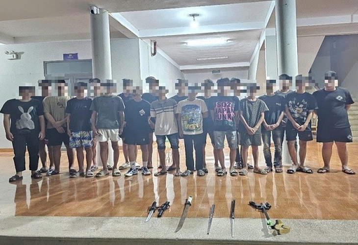 22 học sinh đem theo hung khí, lạng lách, đuổi đánh nhau gây náo loạn đường phố- Ảnh 2.