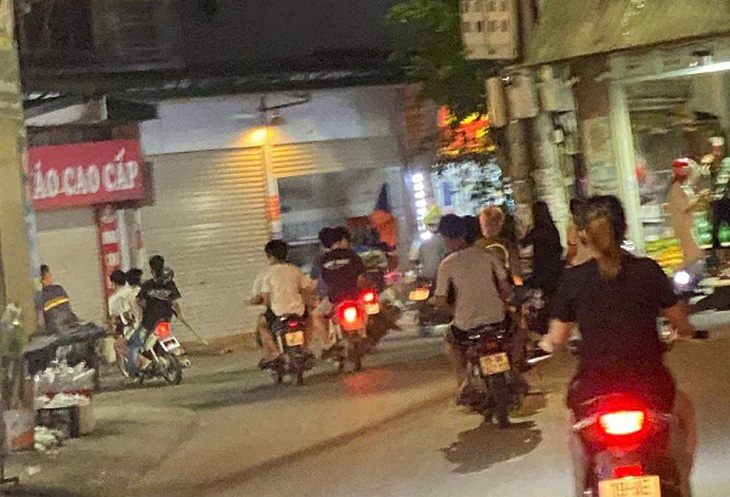 22 học sinh đem theo hung khí, lạng lách, đuổi đánh nhau gây náo loạn đường phố- Ảnh 1.
