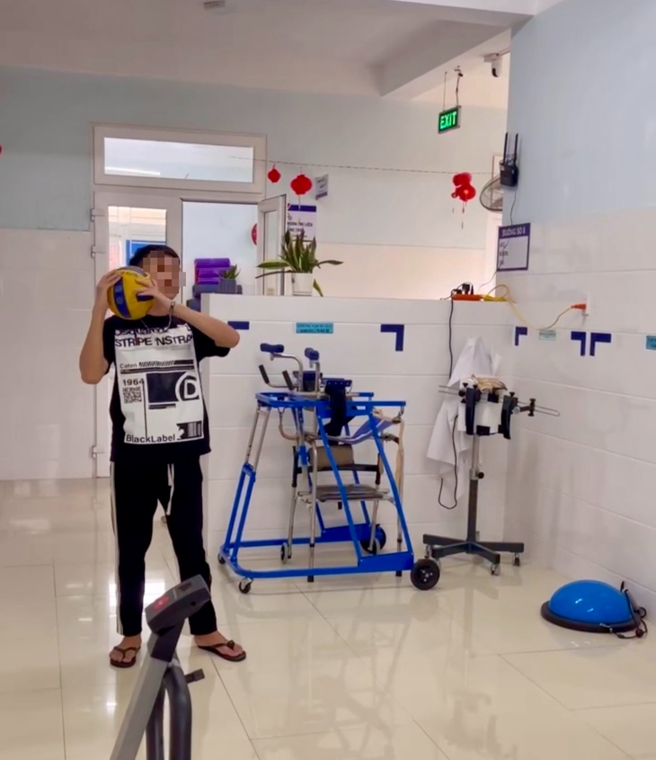 'Xây' lại cuộc sống cho người bệnh nặng bằng y học cổ truyền kết hợp y học hiện đại- Ảnh 6. 'Xây' lại cuộc sống cho người bệnh nặng bằng y học cổ truyền kết hợp y học hiện đại- Ảnh 6.
