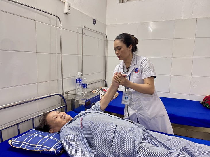 'Xây' lại cuộc sống cho người bệnh nặng bằng y học cổ truyền kết hợp y học hiện đại- Ảnh 12. 'Xây' lại cuộc sống cho người bệnh nặng bằng y học cổ truyền kết hợp y học hiện đại- Ảnh 12.