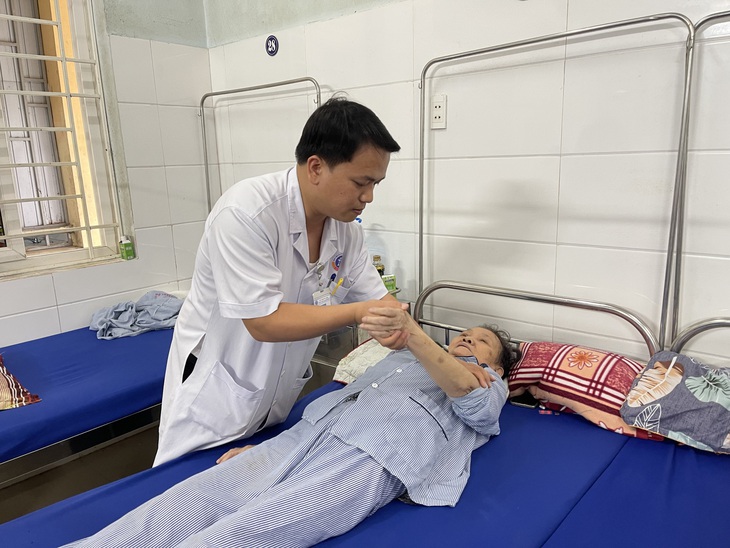 'Xây' lại cuộc sống cho người bệnh nặng bằng y học cổ truyền kết hợp y học hiện đại- Ảnh 8. 'Xây' lại cuộc sống cho người bệnh nặng bằng y học cổ truyền kết hợp y học hiện đại- Ảnh 8.
