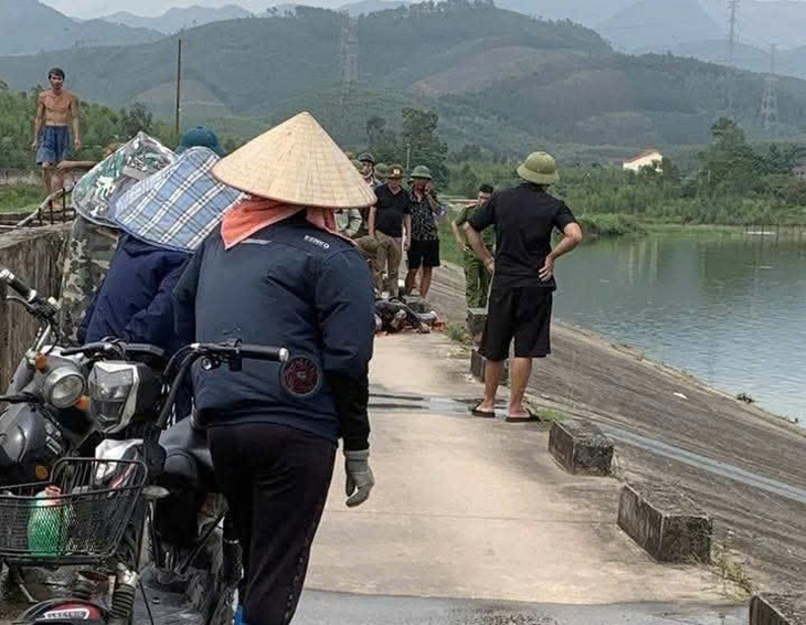 Đang điều tra vụ thầy giáo cấp 3 tử vong dưới hồ- Ảnh 1. Đang điều tra vụ thầy giáo cấp 3 tử vong dưới hồ- Ảnh 1.