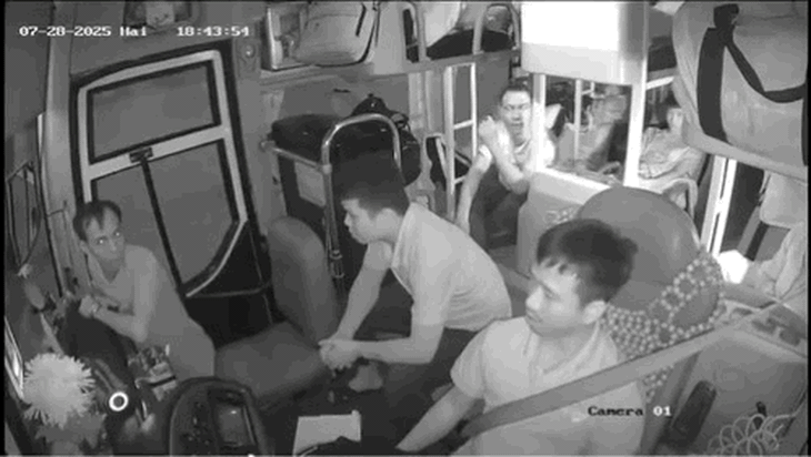Video nam hành khách tát tài xế xe giường nằm khi xe đang chạy gây phẫn nộ - Ảnh 1.