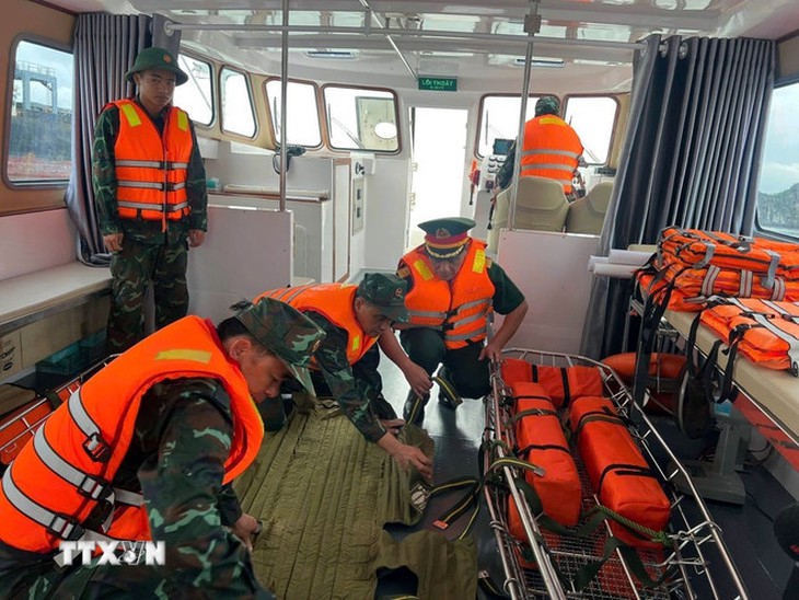 Sẵn sàng cứu hộ, cứu nạn trên vịnh Hạ Long khi có tình huống bất ngờ- Ảnh 2. Sẵn sàng cứu hộ, cứu nạn trên vịnh Hạ Long khi có tình huống bất ngờ- Ảnh 2.