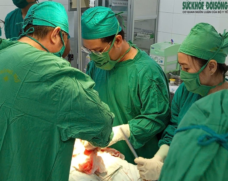 Dùng thuốc nam chữa u nang buồng trứng, người phụ nữ mang khối u nặng 9kg suốt 3 năm- Ảnh 1. Dùng thuốc nam chữa u nang buồng trứng, người phụ nữ mang khối u nặng 9kg suốt 3 năm- Ảnh 1.
