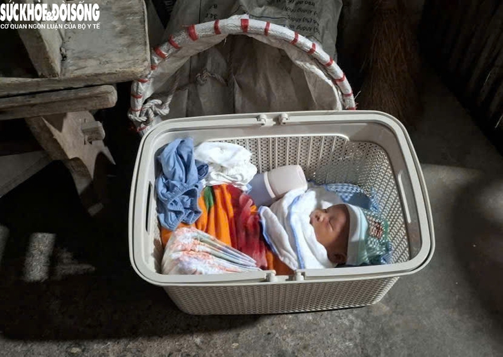 Phát hiện bé trai sơ sinh bị bỏ rơi trước nhà lúc rạng sáng- Ảnh 1.