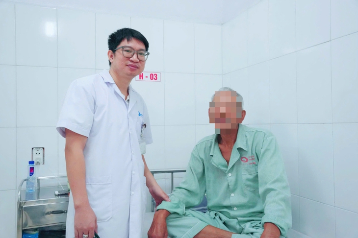 Người đàn ông bất ngờ tim ngừng đập khi đang chờ chạy thận- Ảnh 1.