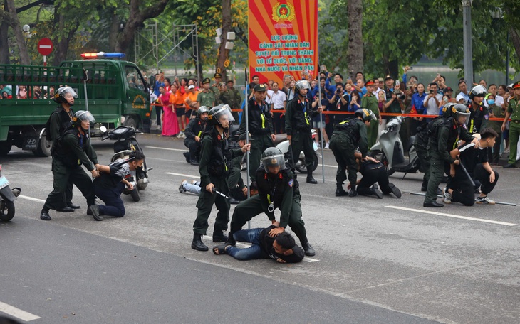 Công an Hà Nội tổng duyệt diễu hành lúc 5 giờ sáng
