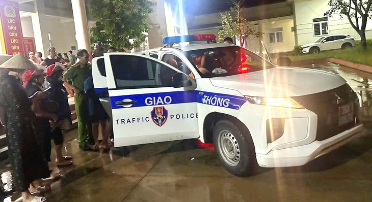 Cảnh sát giao thông dùng xe chuyên dụng đưa người dân đi cấp cứu kịp thời- Ảnh 1.