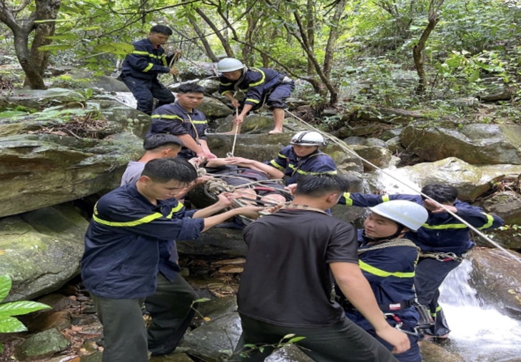Nam quay phim trượt ngã khi leo núi Hàm Lợn- Ảnh 1.