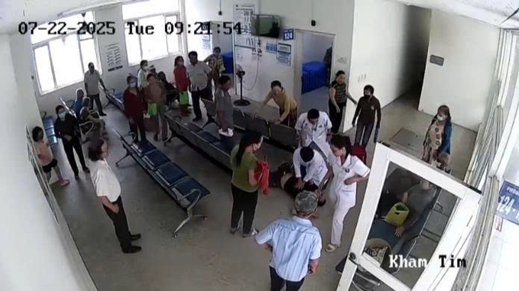 Video bác sĩ ép tim trước cửa phòng khám cứu người đàn ông bất ngờ ngừng tim tại viện- Ảnh 1.