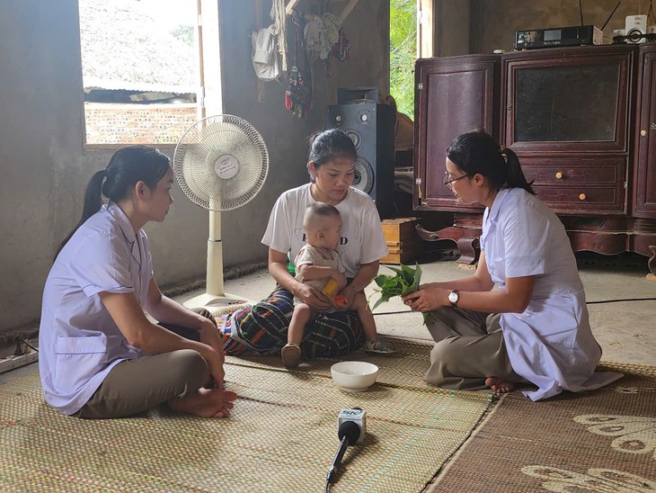 Những bước chân không mỏi chăm sức khỏe cho trẻ vùng cao- Ảnh 5.