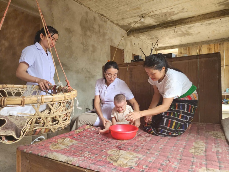 Những bước chân không mỏi chăm sức khỏe cho trẻ vùng cao- Ảnh 4.
