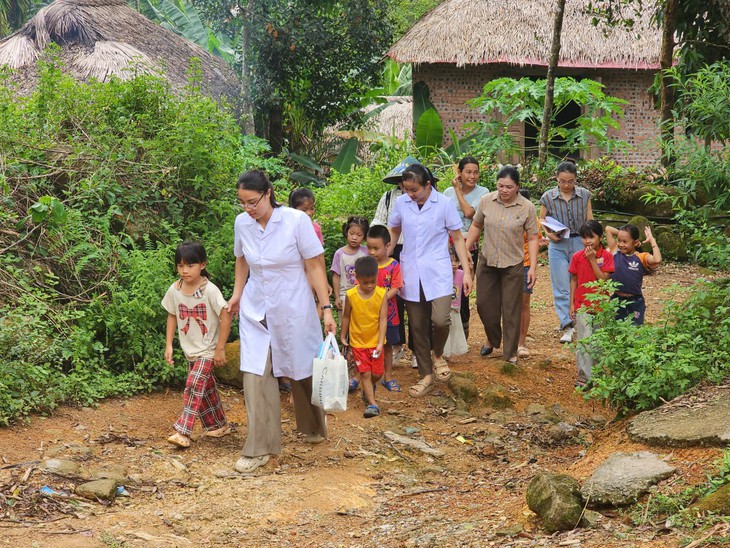 Những bước chân không mỏi chăm sức khỏe cho trẻ vùng cao- Ảnh 2.