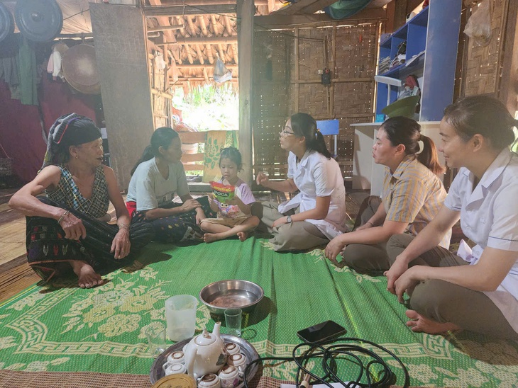 Những bước chân không mỏi chăm sức khỏe cho trẻ vùng cao- Ảnh 6.
