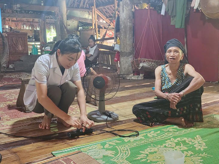 Những bước chân không mỏi chăm sức khỏe cho trẻ vùng cao- Ảnh 7.