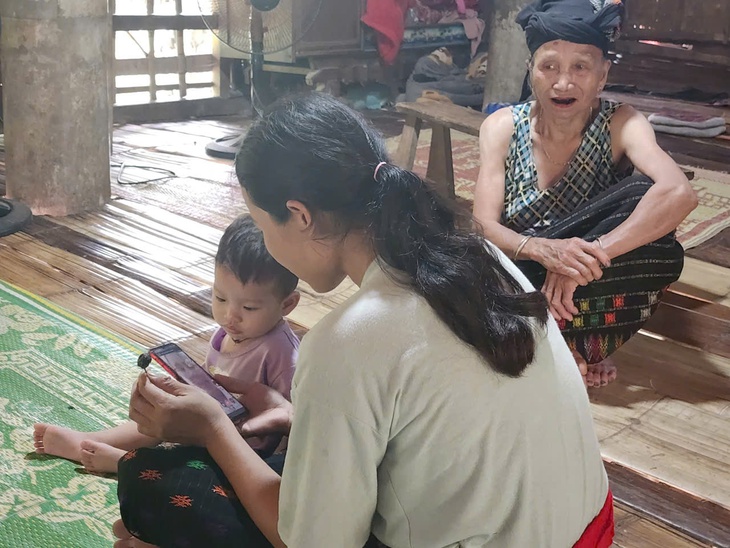 Những bước chân không mỏi chăm sức khỏe cho trẻ vùng cao- Ảnh 8.