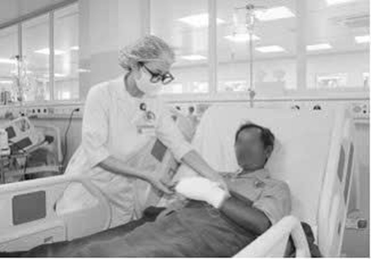 Từ vết cứa mảnh tôn, người đàn ông bị viêm mô tế bào hoại tử

- Ảnh 1.