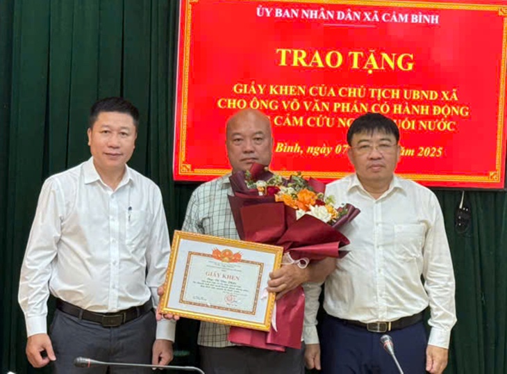 Khen thưởng người đàn ông cứu 2 học sinh bị sóng cuốn- Ảnh 1.