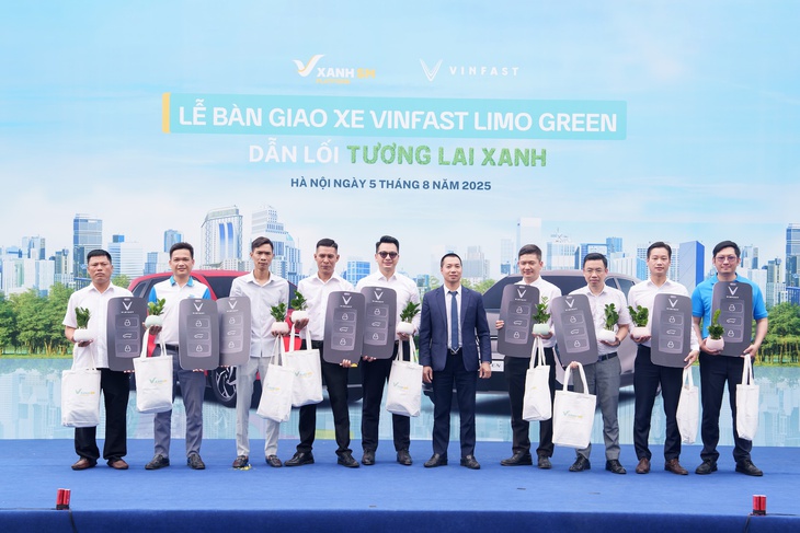 VinFast bàn giao lô xe Limo Green đầu tiên cho khách hàng- Ảnh 2. VinFast bàn giao lô xe Limo Green đầu tiên cho khách hàng- Ảnh 2.