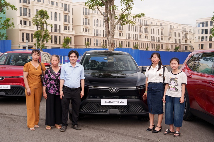 VinFast bàn giao lô xe Limo Green đầu tiên cho khách hàng- Ảnh 3. VinFast bàn giao lô xe Limo Green đầu tiên cho khách hàng- Ảnh 3.