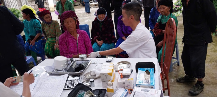 'Ông đỡ' nơi địa đầu Tổ quốc: Hơn cả một thầy thuốc là người thân của dân bản- Ảnh 3.