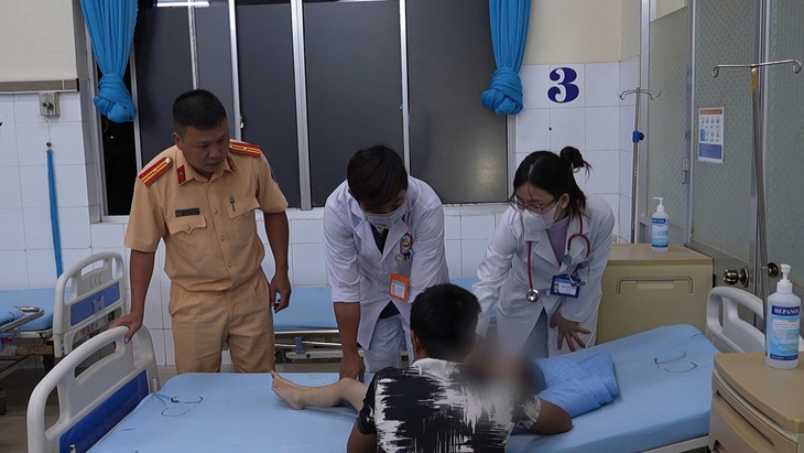 CSGT hỗ trợ đưa bé 4 tuổi bị co giật đi cấp cứu- Ảnh 1.