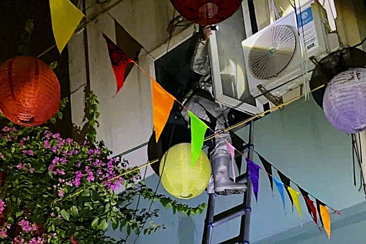 Cháy dữ dội nhà 5 tầng ở Hà Nội: Cảnh sát phá cửa, trèo thang cứu 3 người mắc kẹt- Ảnh 2.