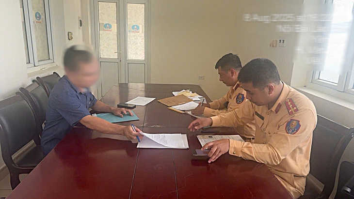 Bất ngờ với lý do của tài xế lái xe ngược chiều trên cao tốc Nội Bài - Lào Cai- Ảnh 3. Bất ngờ với lý do của tài xế lái xe ngược chiều trên cao tốc Nội Bài - Lào Cai- Ảnh 3.