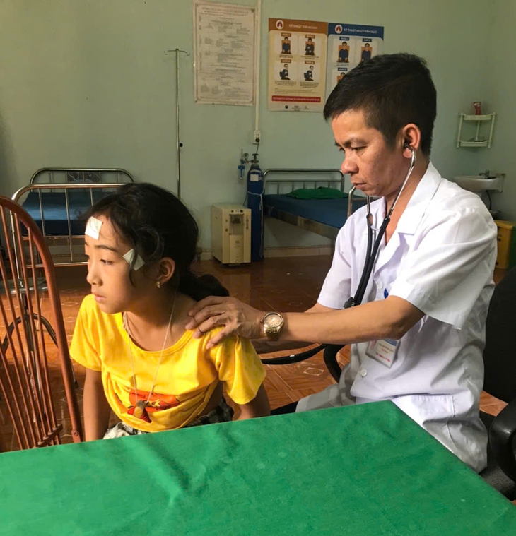 'Ông đỡ' nơi địa đầu Tổ quốc: Hơn cả một thầy thuốc là người thân của dân bản- Ảnh 2.