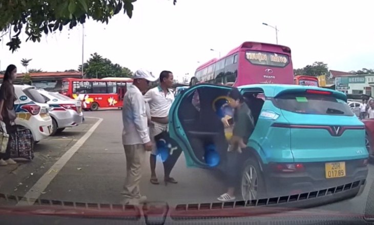 Luật sư phân tích vụ nhóm người chặn taxi, đuổi phụ nữ bế con khỏi xe ở Thái Nguyên- Ảnh 1. Luật sư phân tích vụ nhóm người chặn taxi, đuổi phụ nữ bế con khỏi xe ở Thái Nguyên- Ảnh 1.