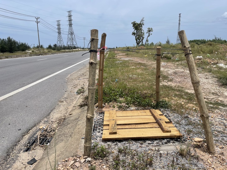 Gần 200 nắp hố ga đường ven biển 'biến mất', Quảng Trị dùng ván gỗ làm nắp đậy- Ảnh 1. Gần 200 nắp hố ga đường ven biển 'biến mất', Quảng Trị dùng ván gỗ làm nắp đậy- Ảnh 1.
