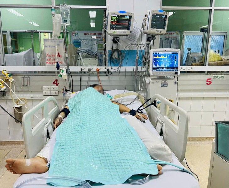 Sốt xuất huyết tấn công người trẻ khỏe ở TPHCM, 2 bệnh nhân suýt chết vì suy đa cơ quan- Ảnh 2.