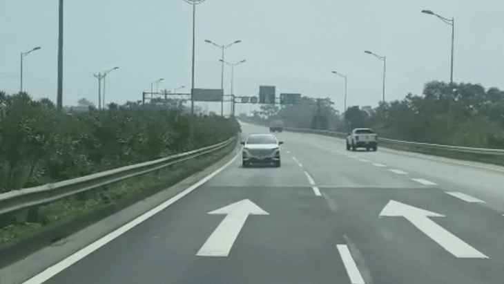 Bất ngờ với lý do của tài xế lái xe ngược chiều trên cao tốc Nội Bài - Lào Cai- Ảnh 2. Bất ngờ với lý do của tài xế lái xe ngược chiều trên cao tốc Nội Bài - Lào Cai- Ảnh 2.