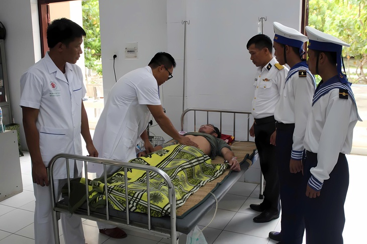 Quân y đảo Song Tử Tây cấp cứu ngư dân bị giảm áp nặng do lặn sâu 35 mét- Ảnh 2. Quân y đảo Song Tử Tây cấp cứu ngư dân bị giảm áp nặng do lặn sâu 35 mét- Ảnh 2.