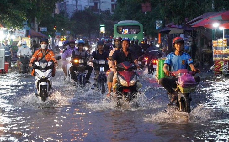 Áp thấp nhiệt đới đang hoạt động trên khu vực Biển Đông, Nam Bộ mưa dông mạnh- Ảnh 2. Áp thấp nhiệt đới đang hoạt động trên khu vực Biển Đông, Nam Bộ mưa dông mạnh- Ảnh 2.