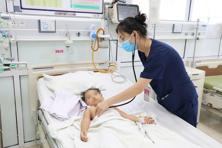 Bé trai đuối nước ở bể bơi, gia đình suýt mất con vì sơ cứu sai cách- Ảnh 1.