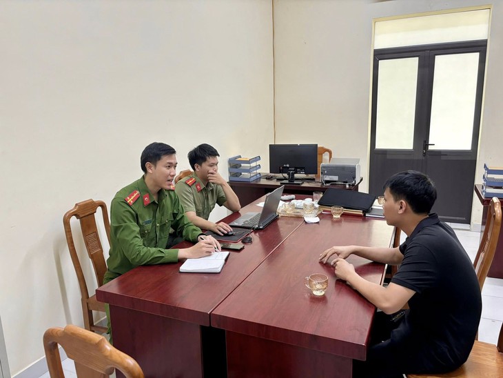 Đăng tin sai sự thật về giải quyết thủ tục hành chính, 2 thanh niên bị triệu tập- Ảnh 1. Đăng tin sai sự thật về giải quyết thủ tục hành chính, 2 thanh niên bị triệu tập- Ảnh 1.